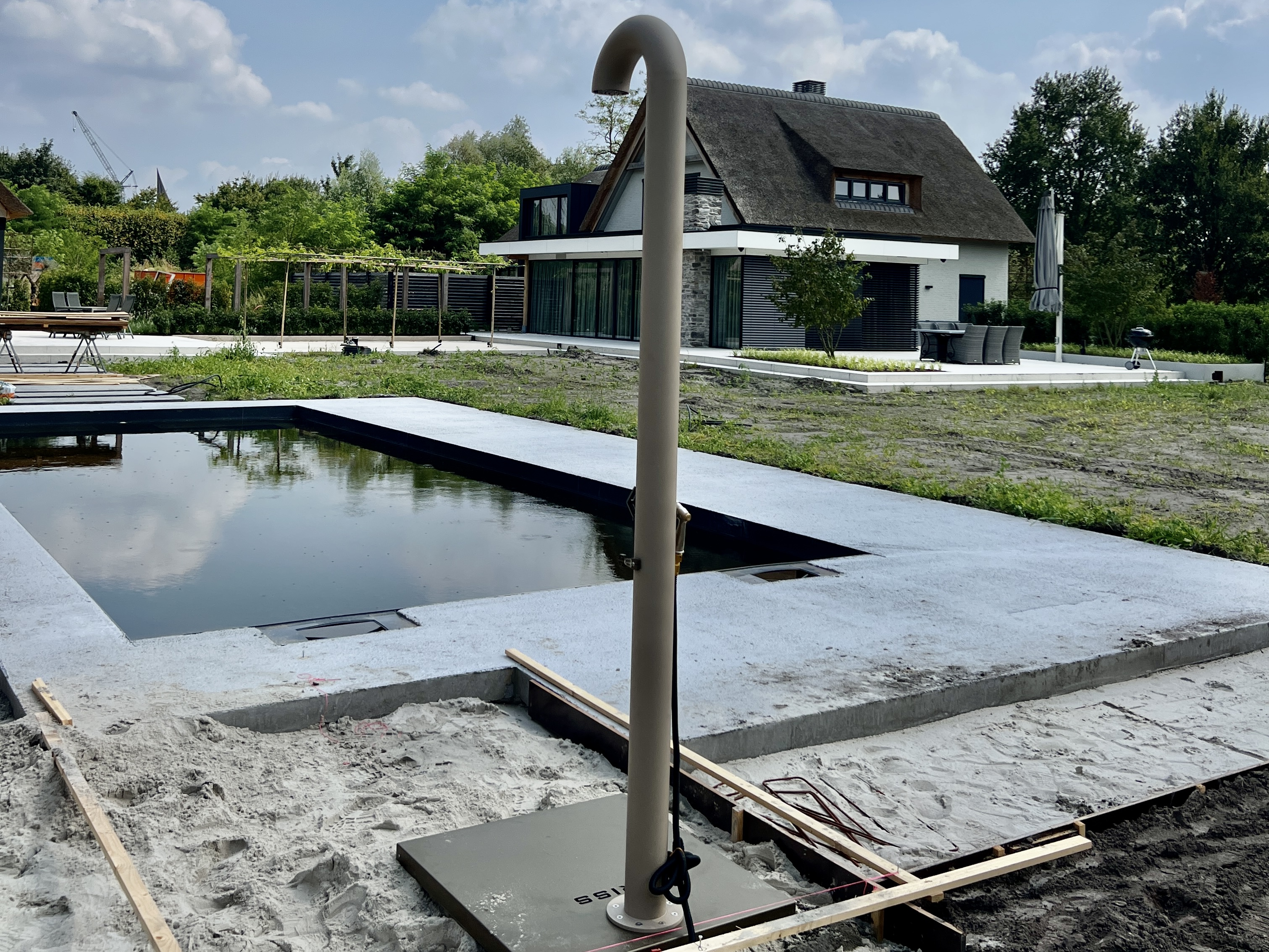 Experience luxury and durability with a FRISS outdoor shower – the perfect blend of design, craftsmanship, and functionality for any outdoor space.